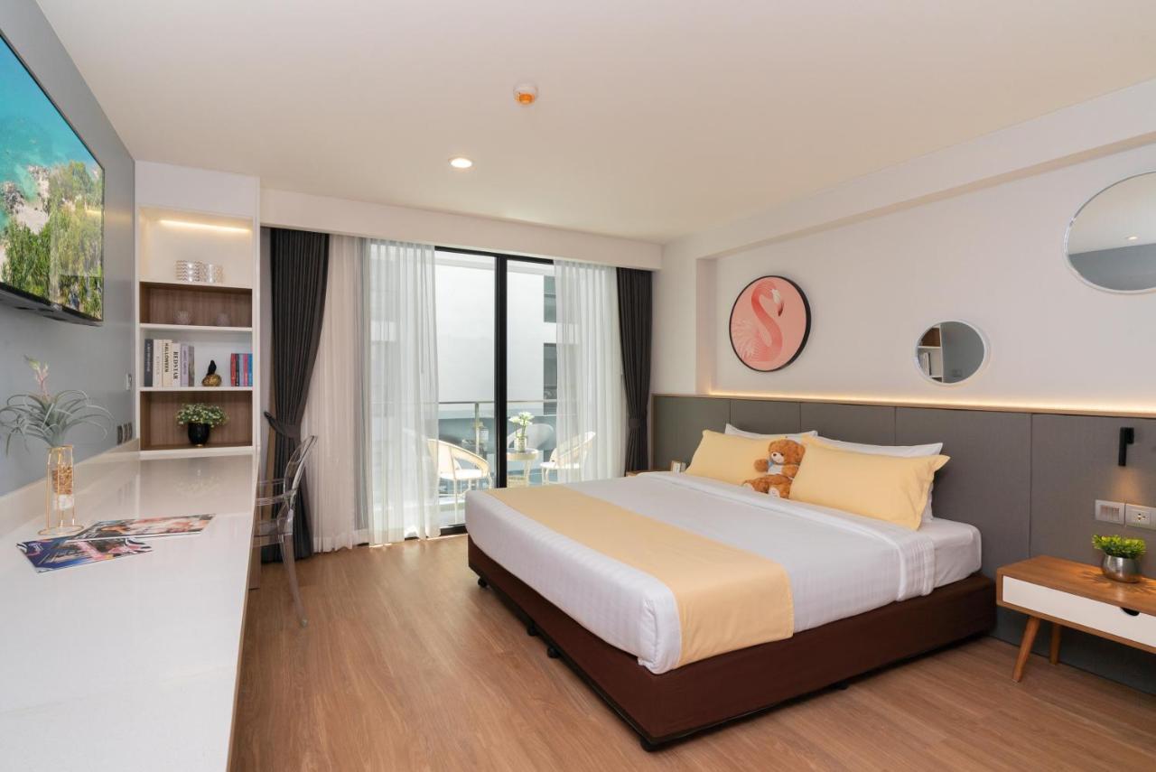 วี กะตะ ลักชูรี่ Hotel หาดกะตะ ภายนอก รูปภาพ