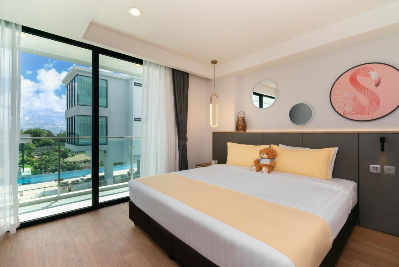 วี กะตะ ลักชูรี่ Hotel หาดกะตะ ภายนอก รูปภาพ