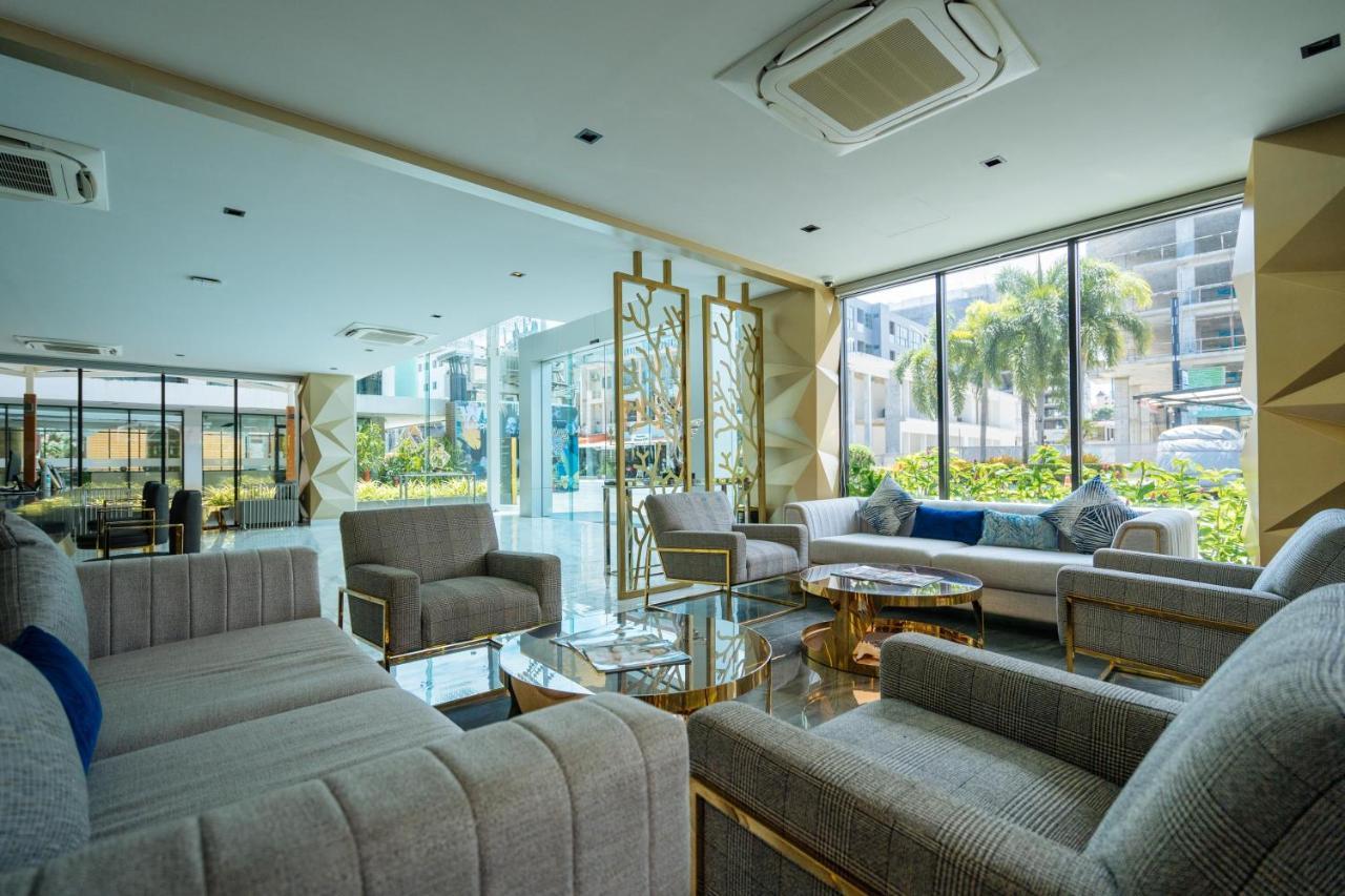 วี กะตะ ลักชูรี่ Hotel หาดกะตะ ภายนอก รูปภาพ