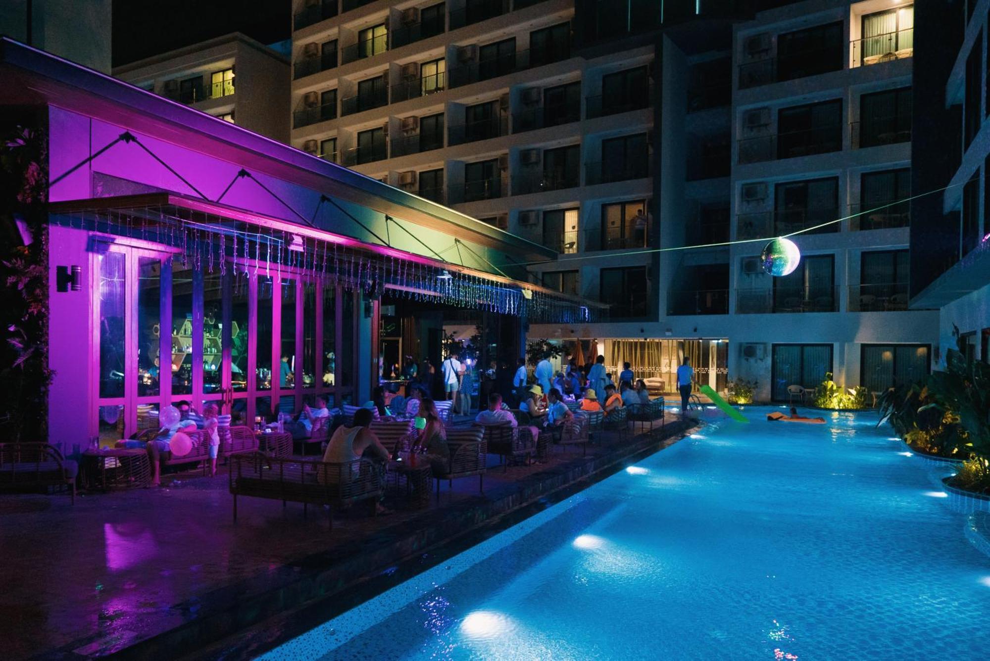 วี กะตะ ลักชูรี่ Hotel หาดกะตะ ภายนอก รูปภาพ